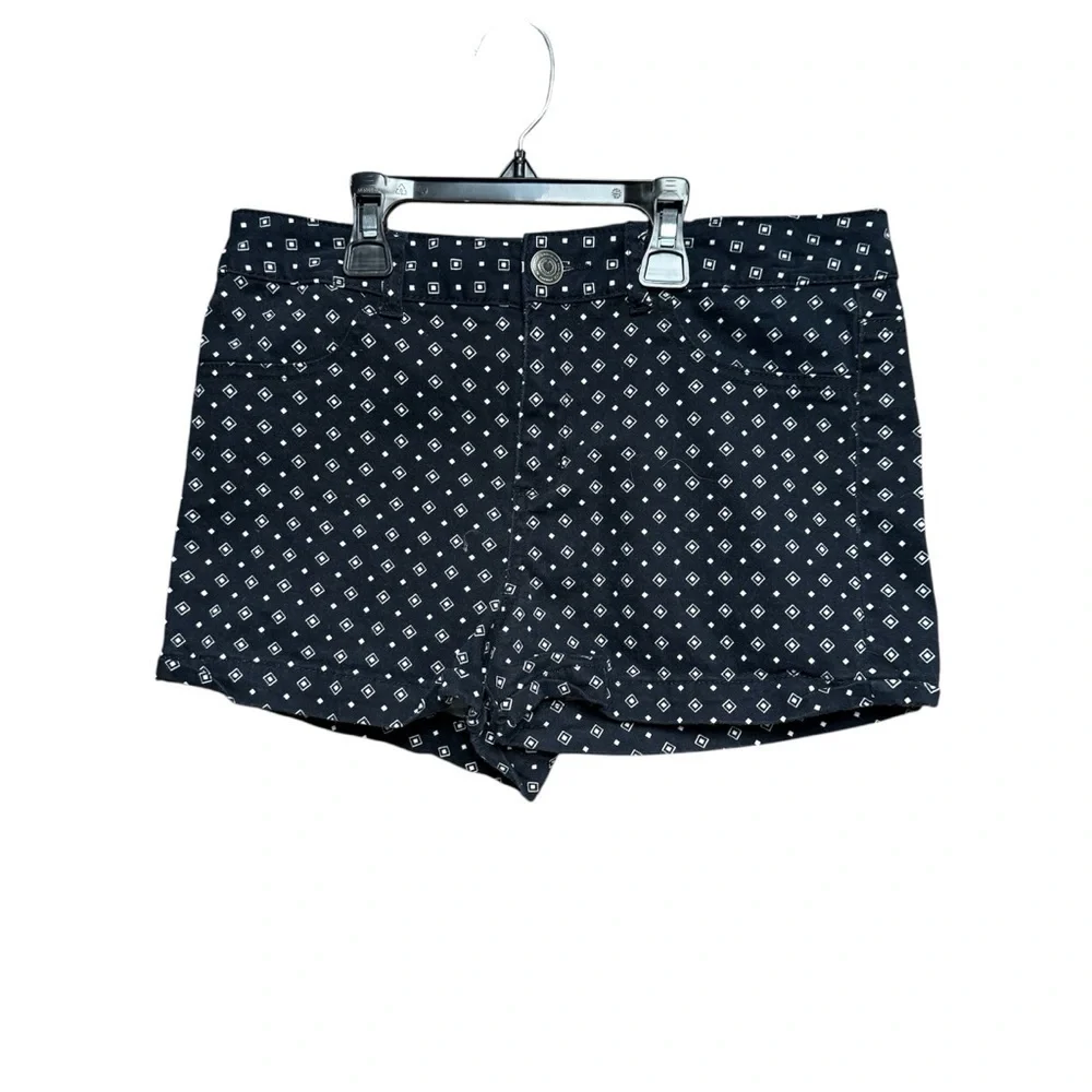 SO Size 7 Black and White Shorts with Diamond  Pattern no real front pockets